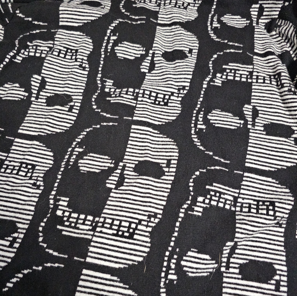 Torrid Black & White Skull Print Cardigan. - Picture 6 of 8
